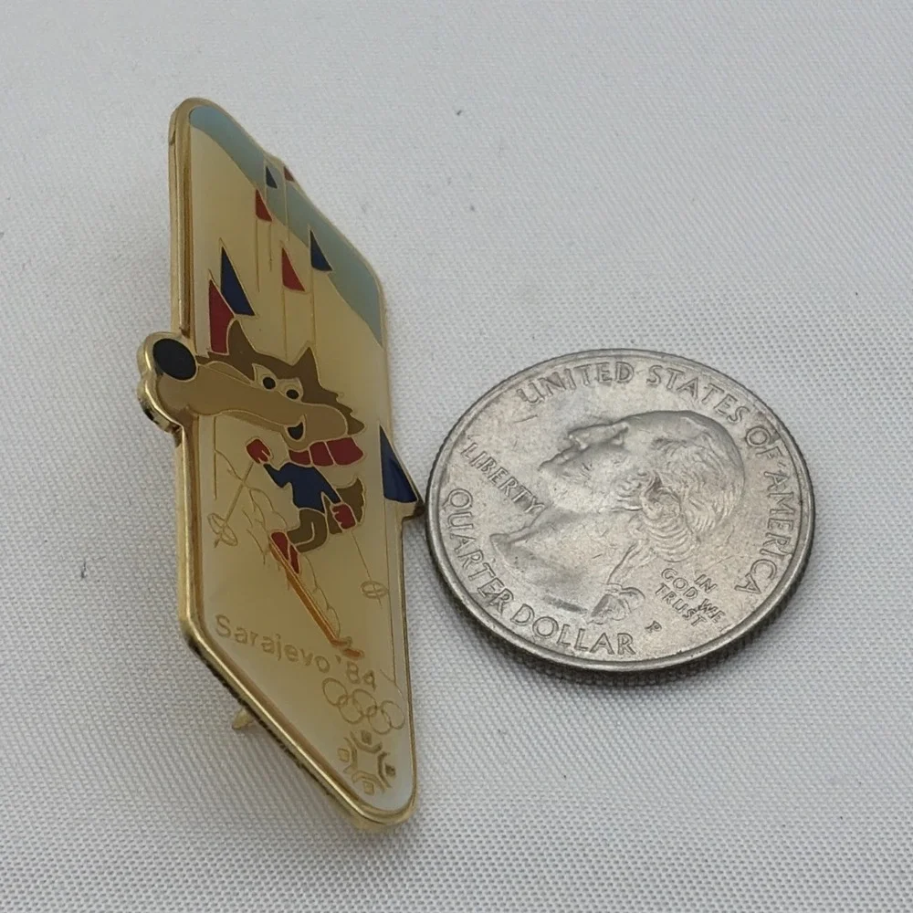 1984 Sarajevo Winter Olympic Games Vucko Wolf Ski Slalom Lapel Hat Pin